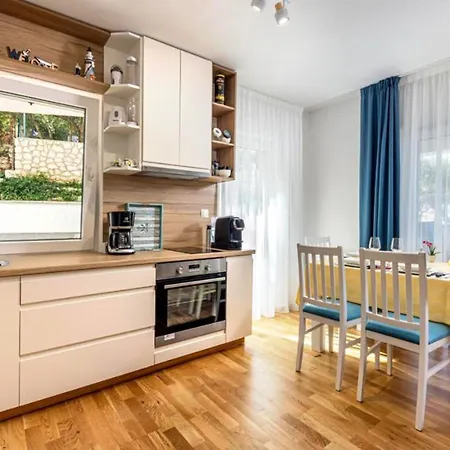 Villa Ancora - Merope Apt /W Jacuzzi & Terrace - Happy Rentals *