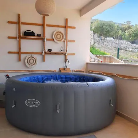 Villa Ancora - Merope Apt /W Jacuzzi & Terrace - Happy Rentals ネレジネ